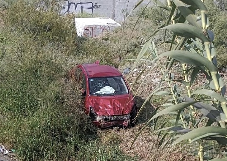 Cae al arroyo tras dormitar al volante