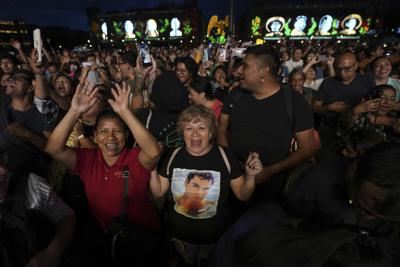 Emocionados. Lo que se vivió esa noche en el Zócalo fue un claro testimonio de que Juan Gabriel sigue siendo un ícono inmortal en la cultura mexicana.