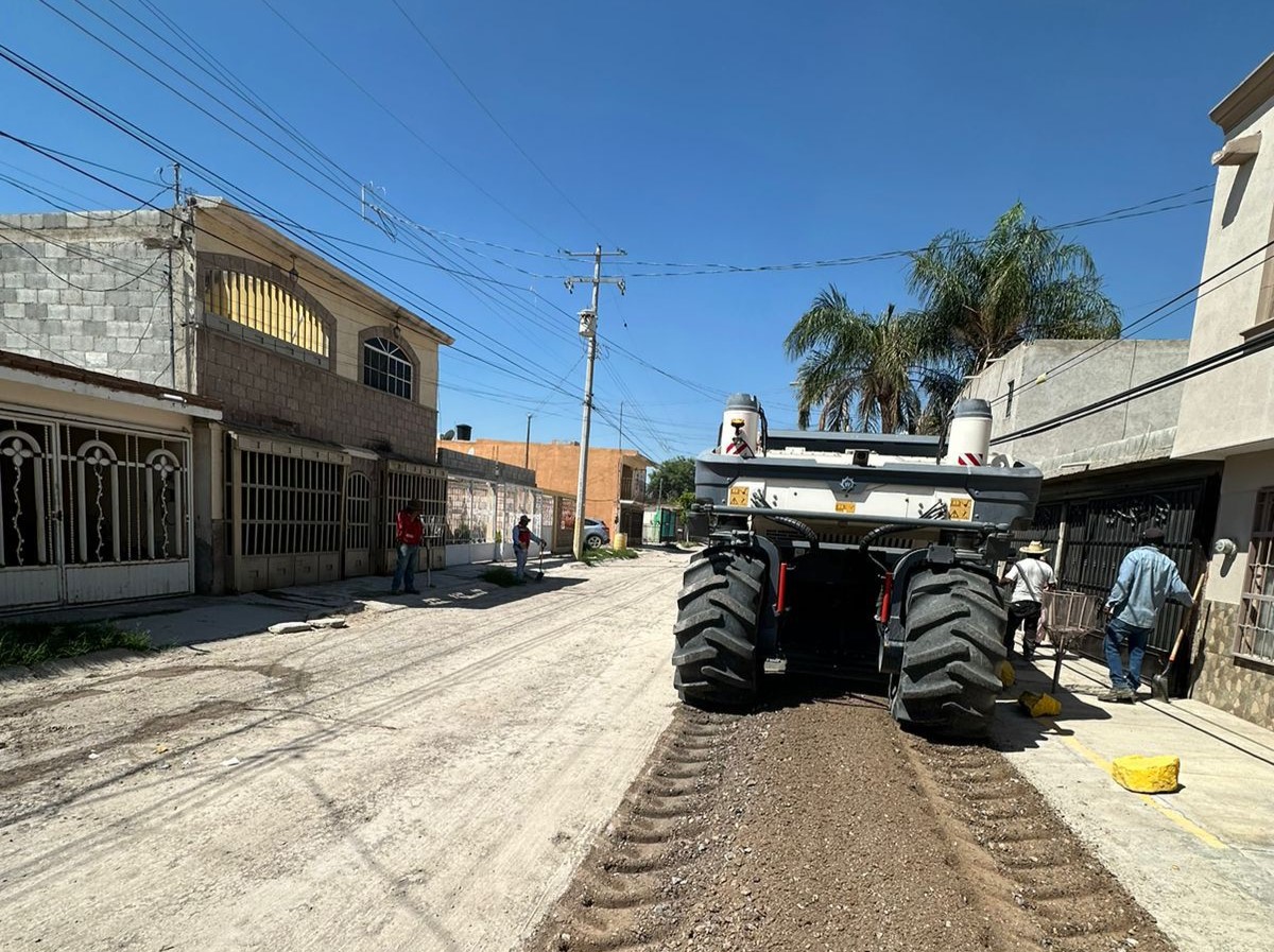 Trabajos de pavimentación a cargo del Ayuntamiento de Gómez Palacio en la calle San Pedro. (DIANA GONZÁLEZ)