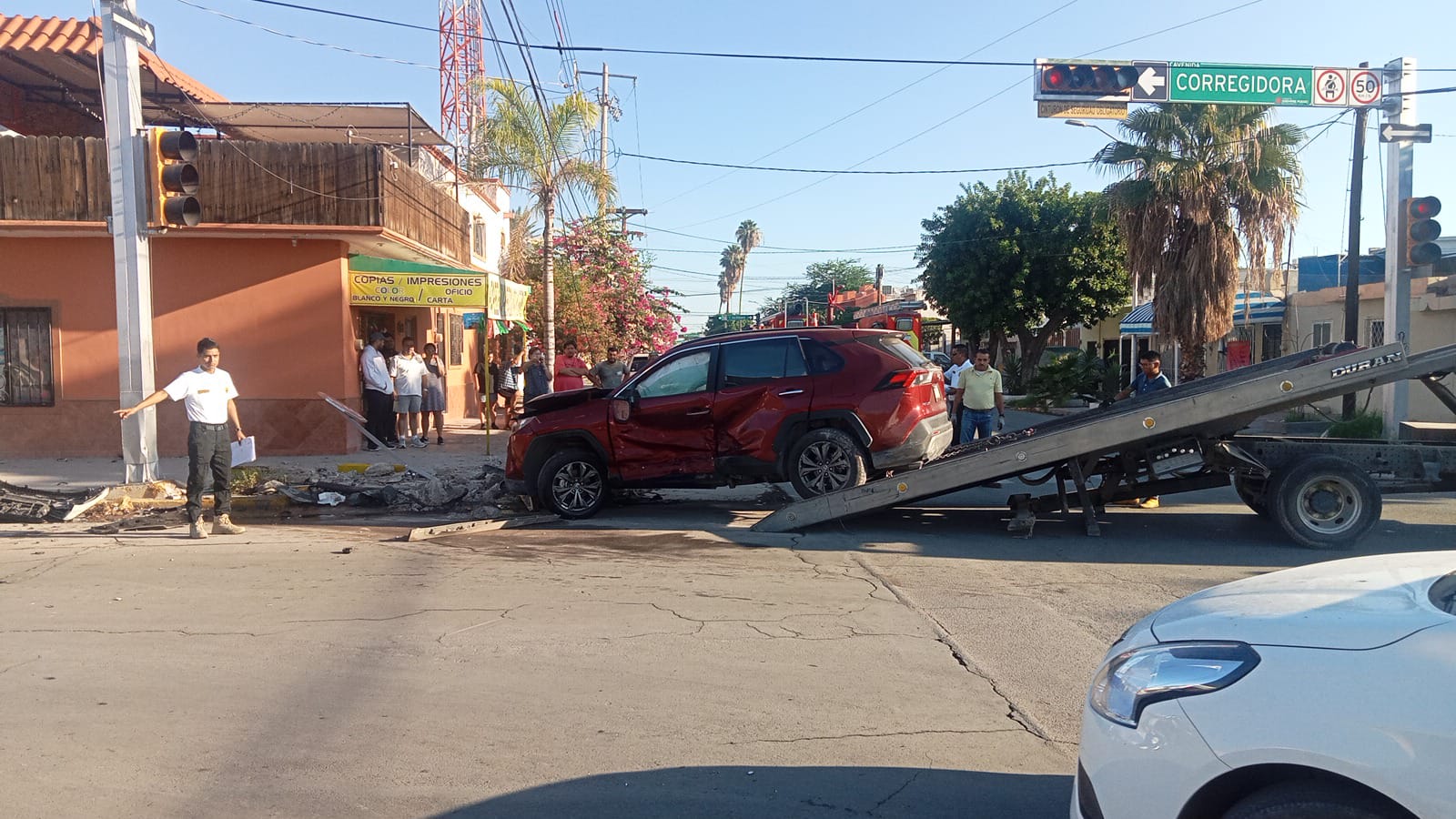 Se impactan auto y camioneta en el Centro de Torreón, hay una mujer lesionada