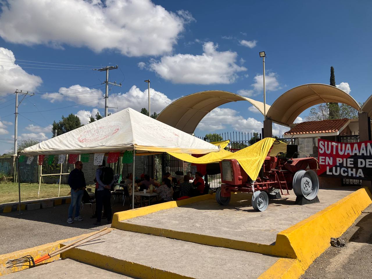 En la Unidad Laguna de la UAAAN, el personal sindicalizado mantiene
las banderas rojinegras en los accesos principales. (EL SIGLO DE TORREÓN)