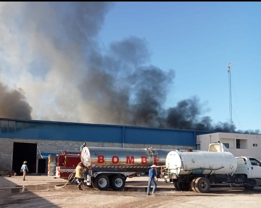 Intenso incendio en Gómez Palacio consume miles de llantas almacenadas