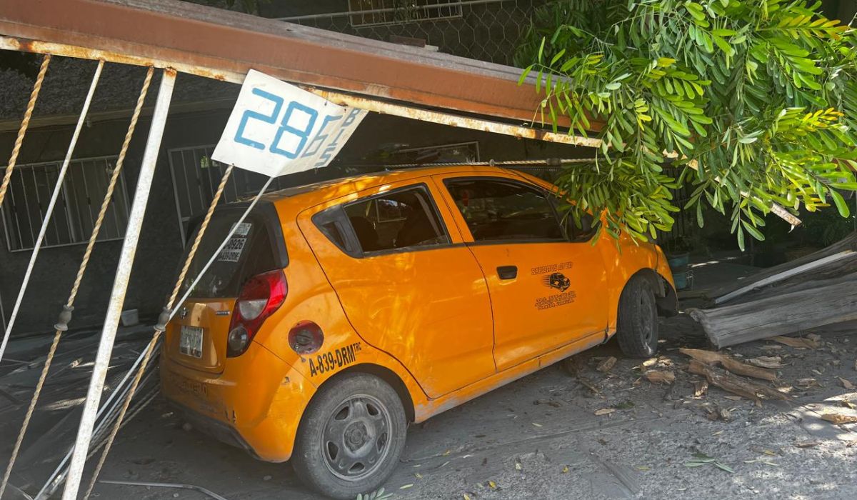 Taxista termina dentro de vivienda en la colonia Santiago Ramírez