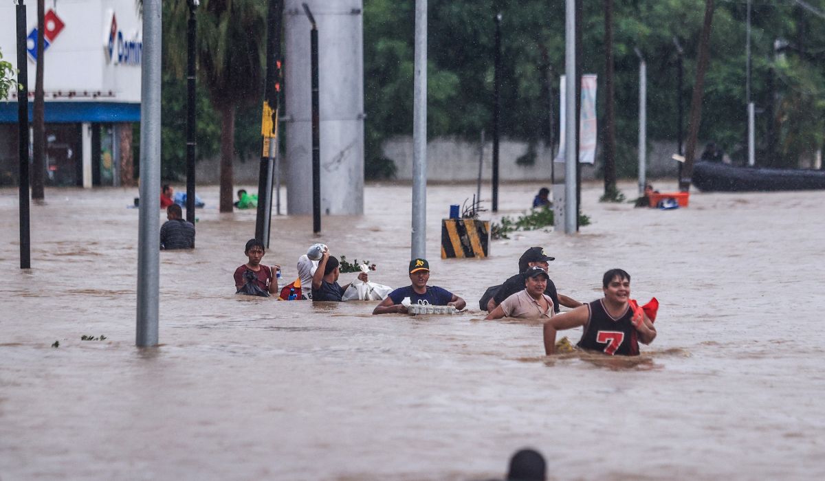 Marina evacua a más de mil personas debido a inundaciones en Acapulco