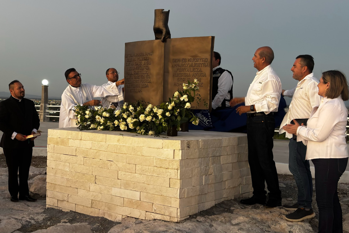 Develan escultura de Biblia en bronce en Monclova junto al Cristo de la Bartola