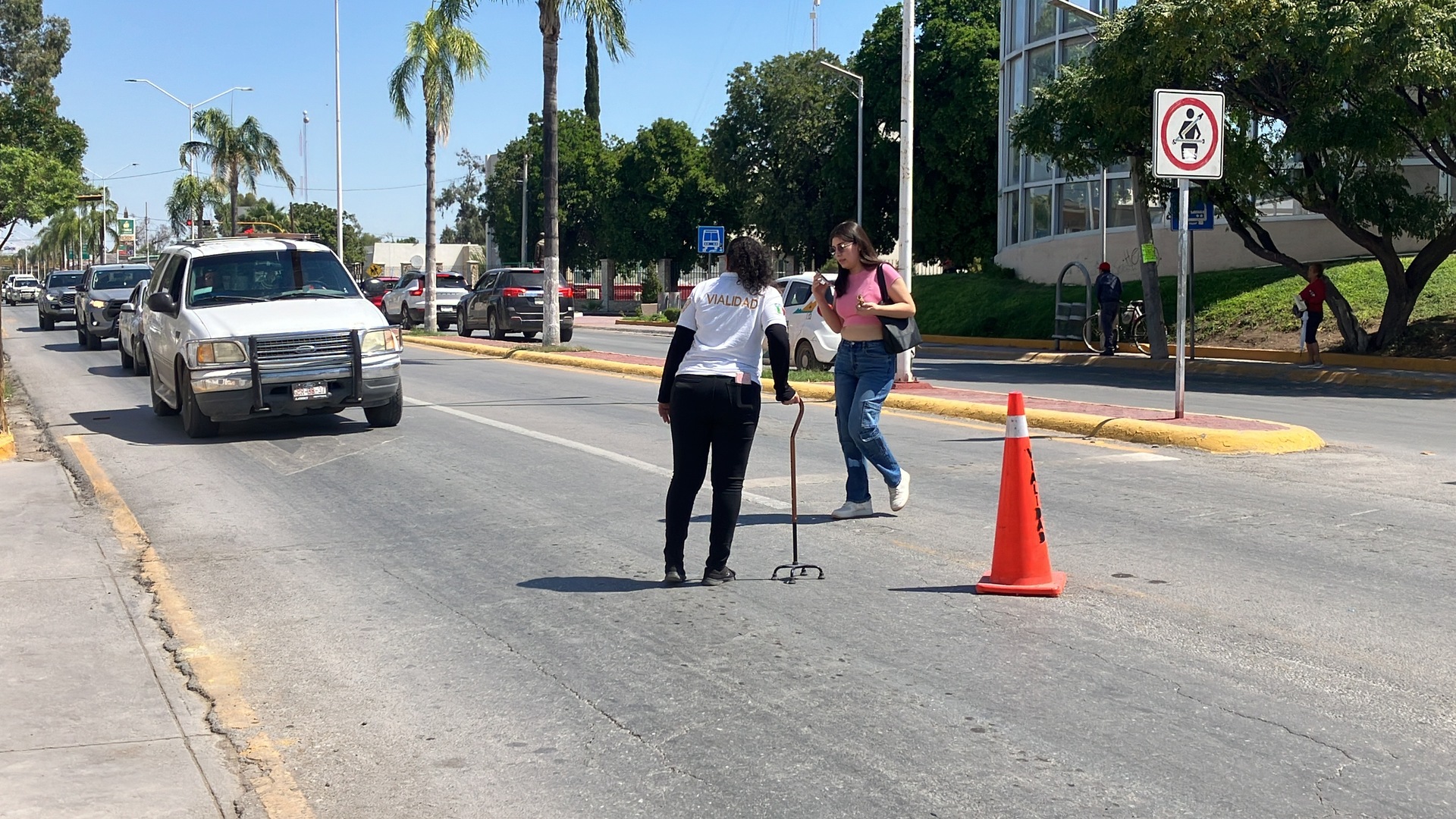 Con todo y bastón, tránsito en Lerdo labora en uno de los cruceros con mayor carga vehicular