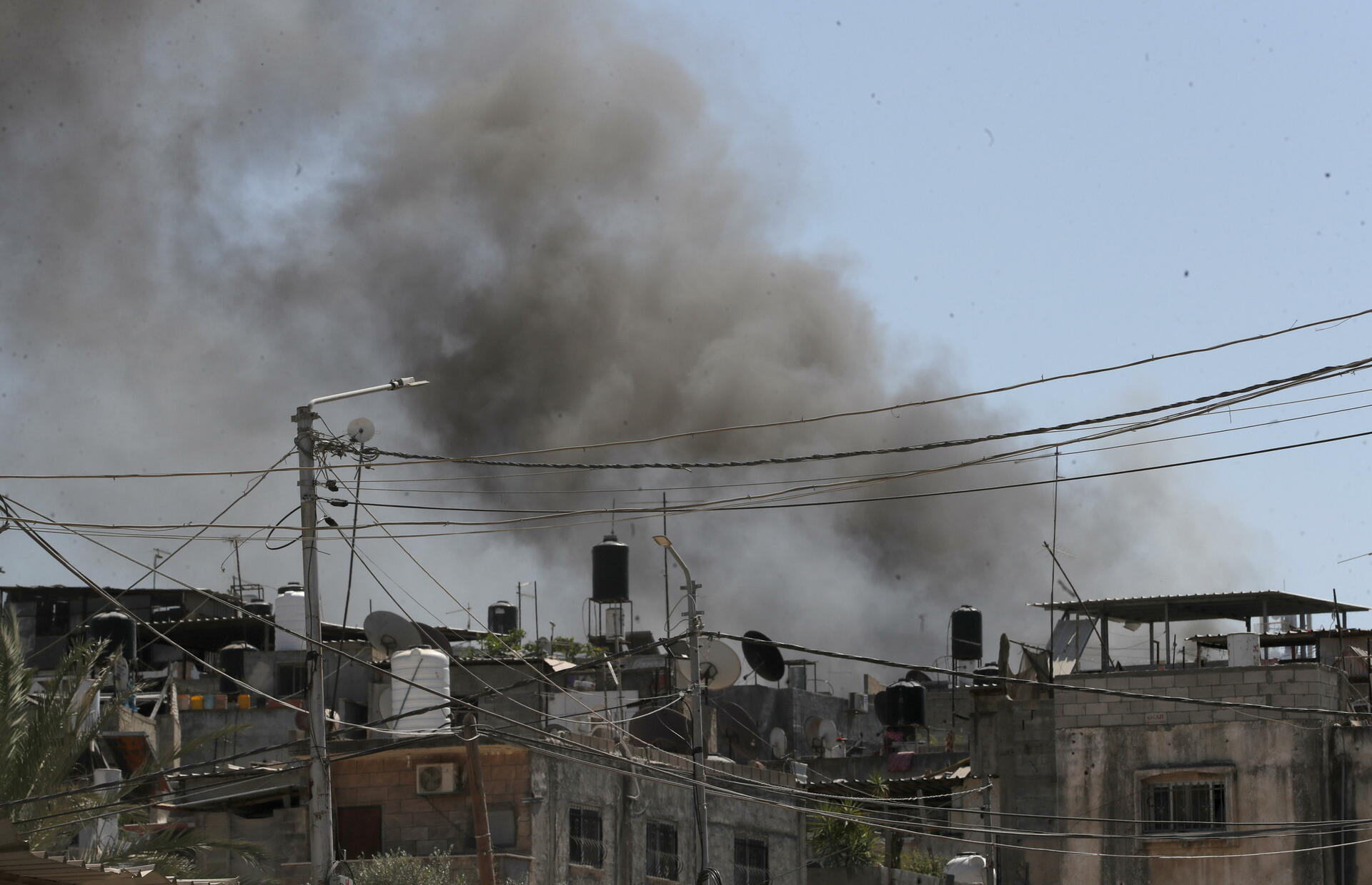 Humo sobre el campo de refugiados de Tulkarem durante una operación militar israelí, cerca de la ciudad de Tulkarem, en Cisjordania, el 11 de septiembre de 2024.