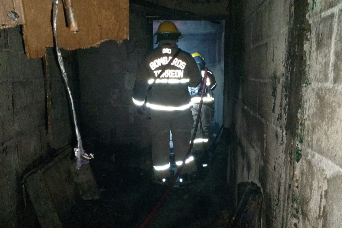 Incendio en casa empleada como bodega en Torreón es sofocado por bomberos