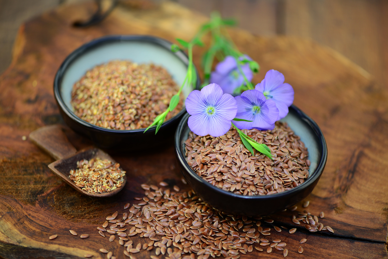 Las semillas de linaza contienen grasas vegetales saludables y antioxidantes que ayudan a prevenir el daño celular.