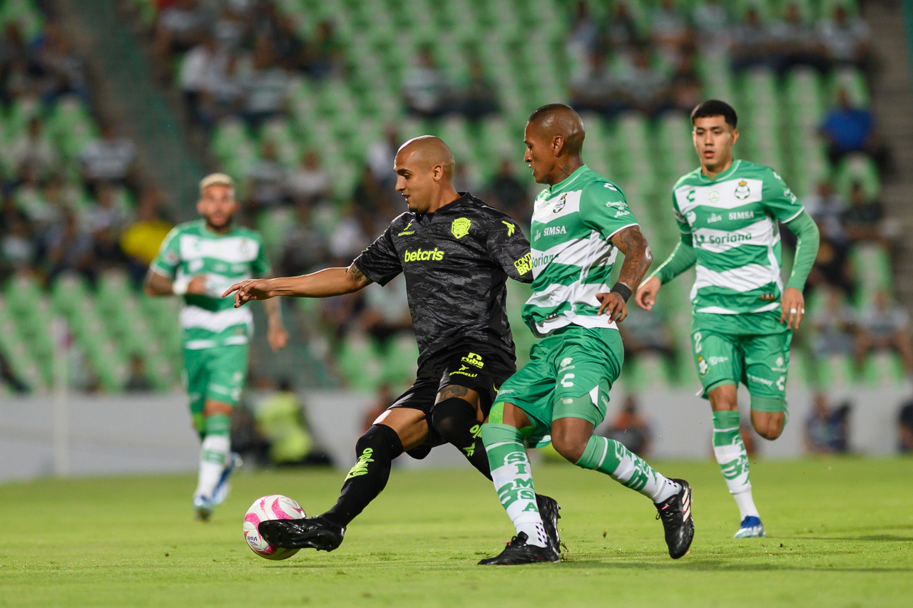 Santos Laguna gets the Bravos