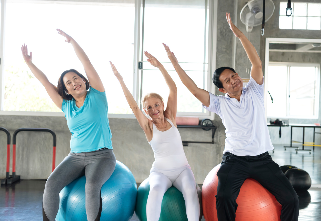 Ejercitarse con una pelota de pilates ayuda a fortalecer los músculos del suelo pélvico.