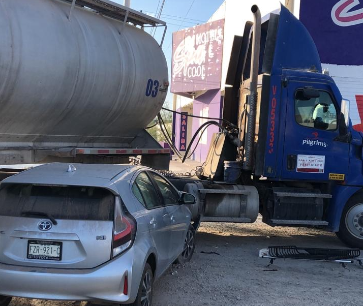 Auto se impacta contra tráiler que le cortó la circulación en Gómez Palacio