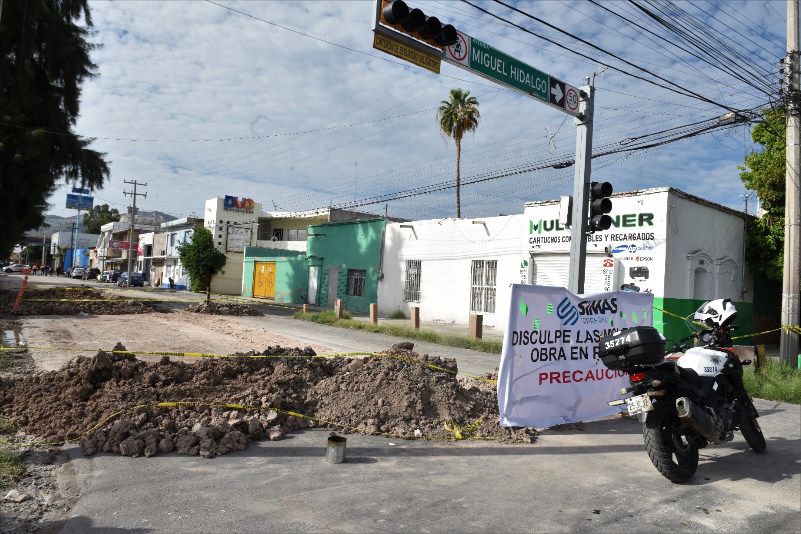 Cierra Simas calle Mariano López Ortiz por introducción de tubería de drenaje