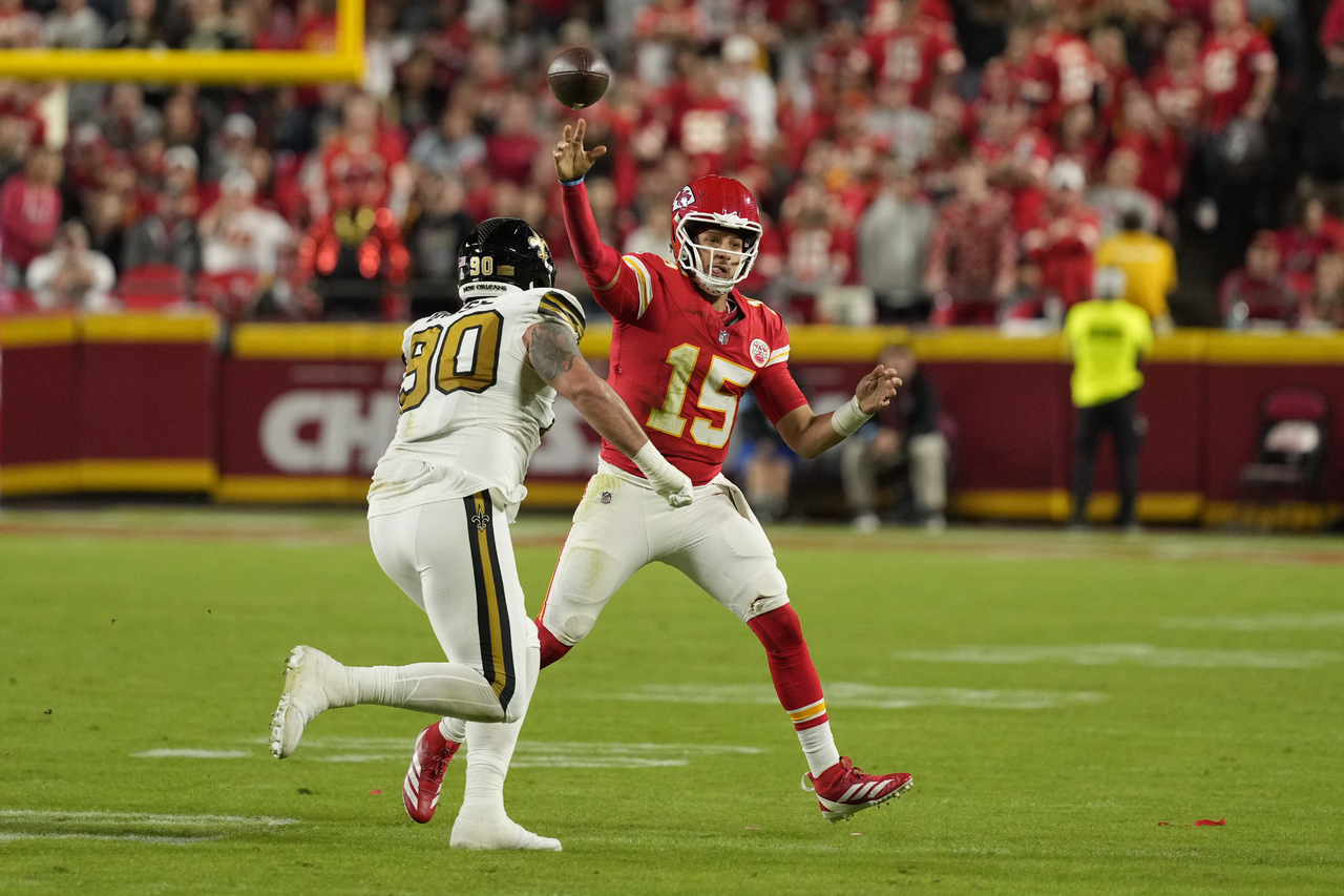 El quarterback Patrick Mahomes destacó en el encuentro consiguiendo un total de 331 yardas totales pese a conceder una intercepción.