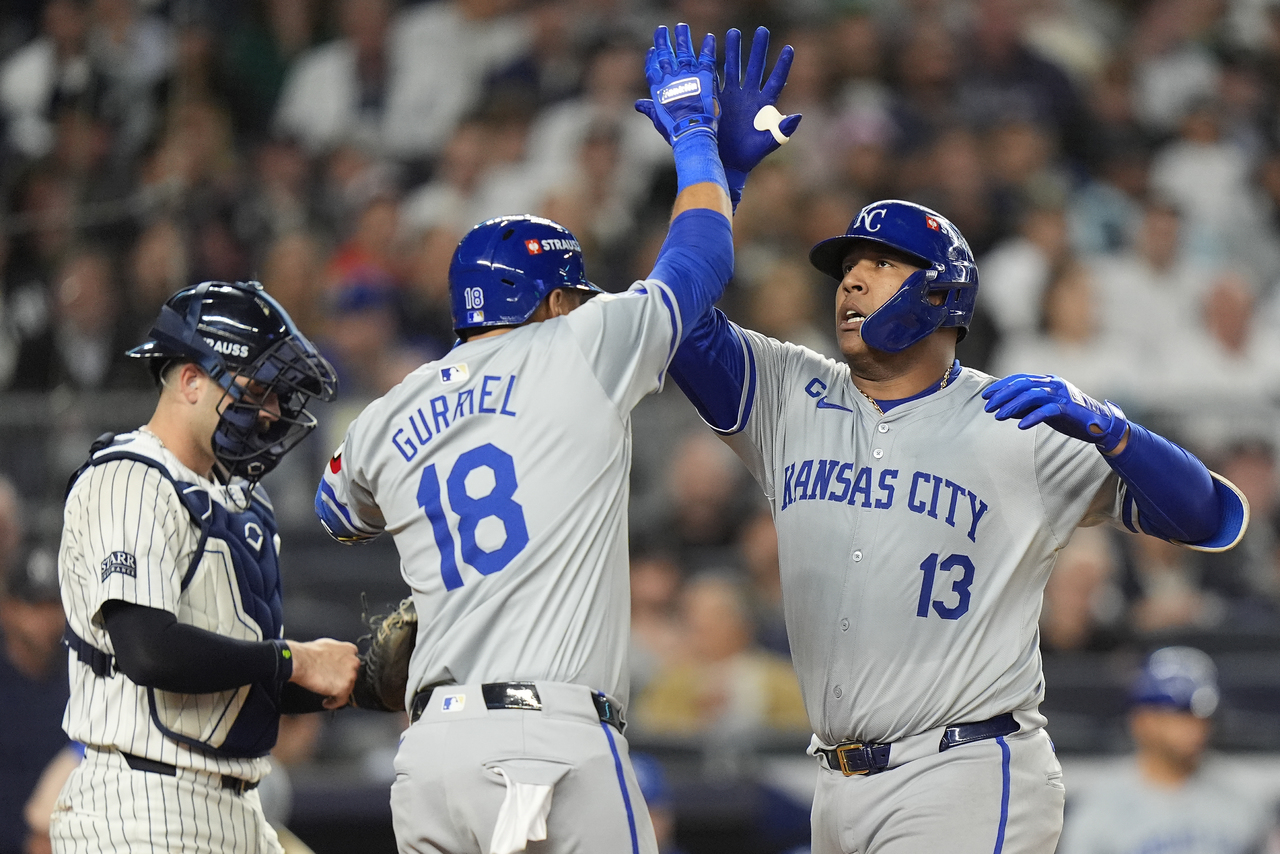 El venezolano Salvador Pérez (13) logró un 'vuelacercas' para correr todo el diamante y que Kansas City le pegara a los Yankees en su casa.