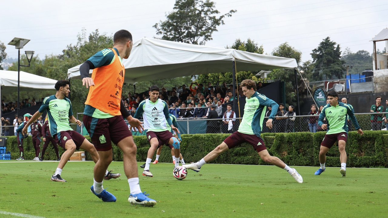 De manera atípica, la escuadra que dirige Javier Aguirre realizó un entrenamiento a puertas abiertas en el Centro de Alto Rendimiento para que los espectadores pudieran sentirse cerca del combinado nacional rumbo a sus dos encuentros amistosos de esta fecha FIFA.