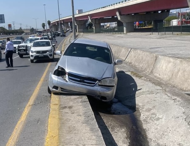 Vehículo termina a punto de caer a un arroyo en Saltillo