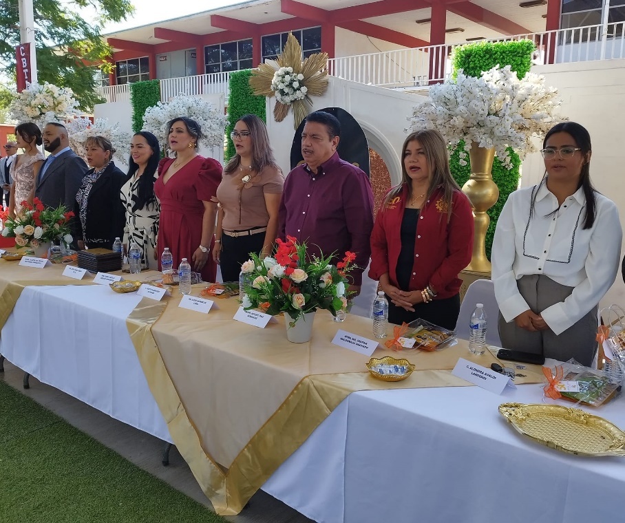 Directivos, maestros e invitados durante el inicio del acto cívico.