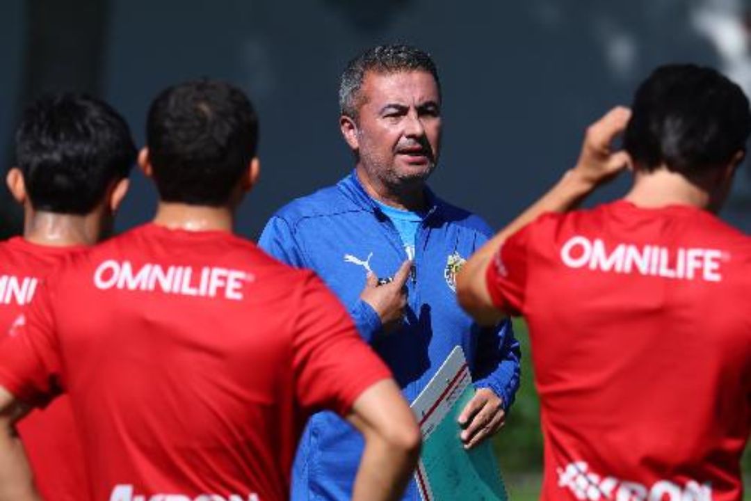 ¿Quién es Arturo Ortega el nuevo Director Técnico de Chivas?