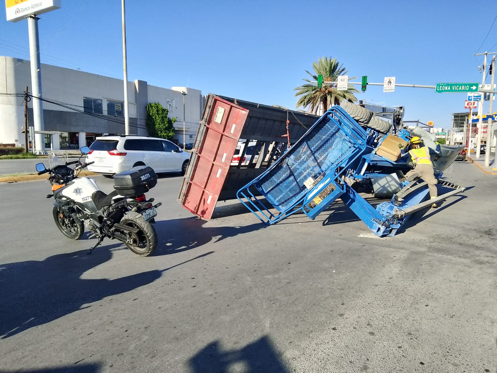 Vuelca grúa que transportaba a otra sobre el bulevar Independencia