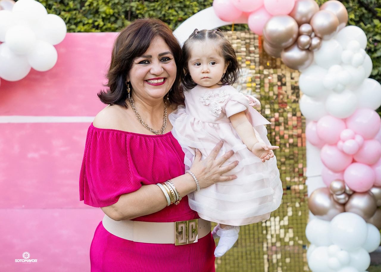 Irma Mijares Sandoval acompañada de sus papás e invitados a su festejo de cumpleaños.- ÉRICK SOTOMAYOR FOTOGRAFÍA