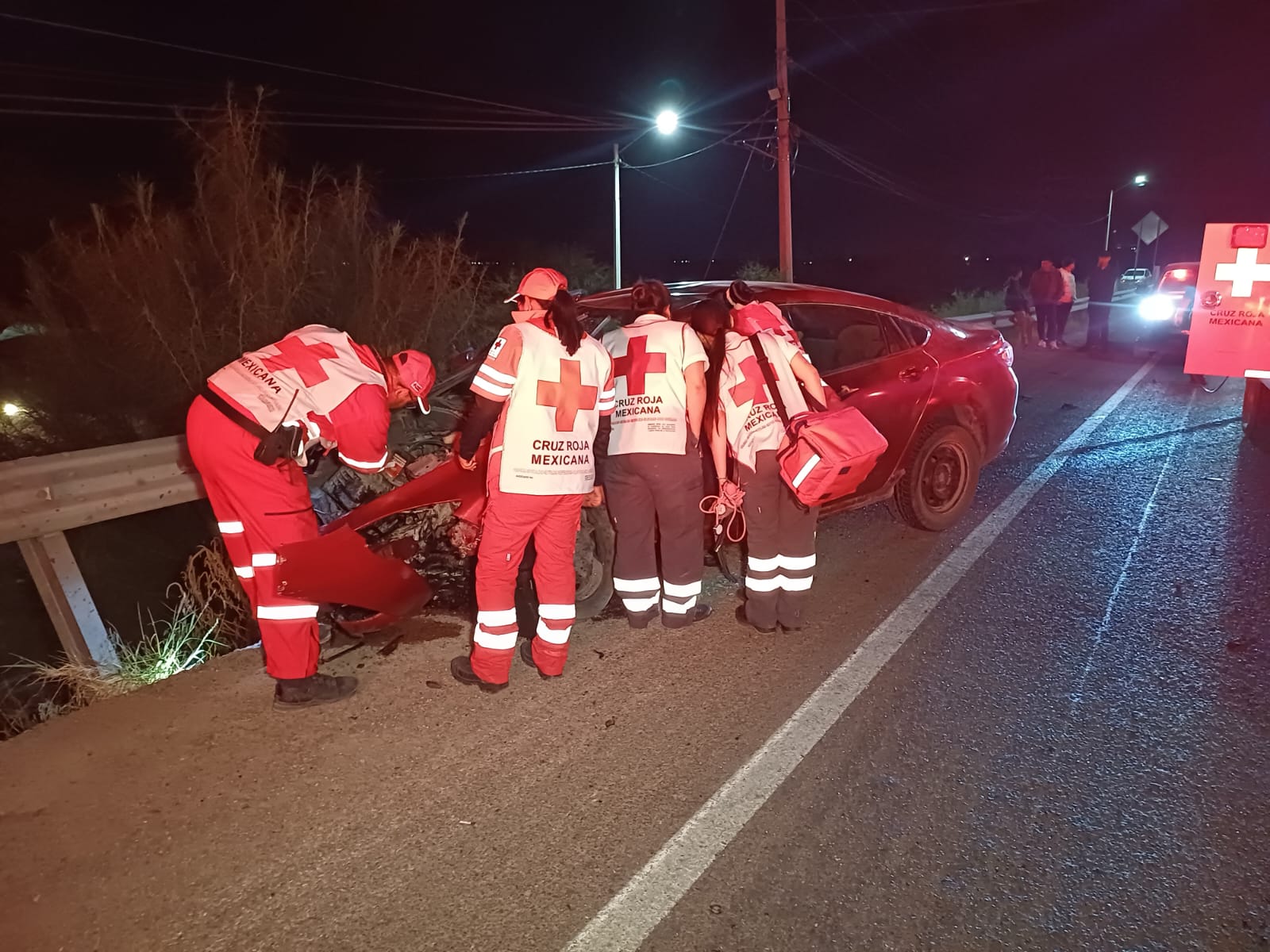 Fuerte choque deja un joven lesionado, sus 'amigos' lo abandonaron