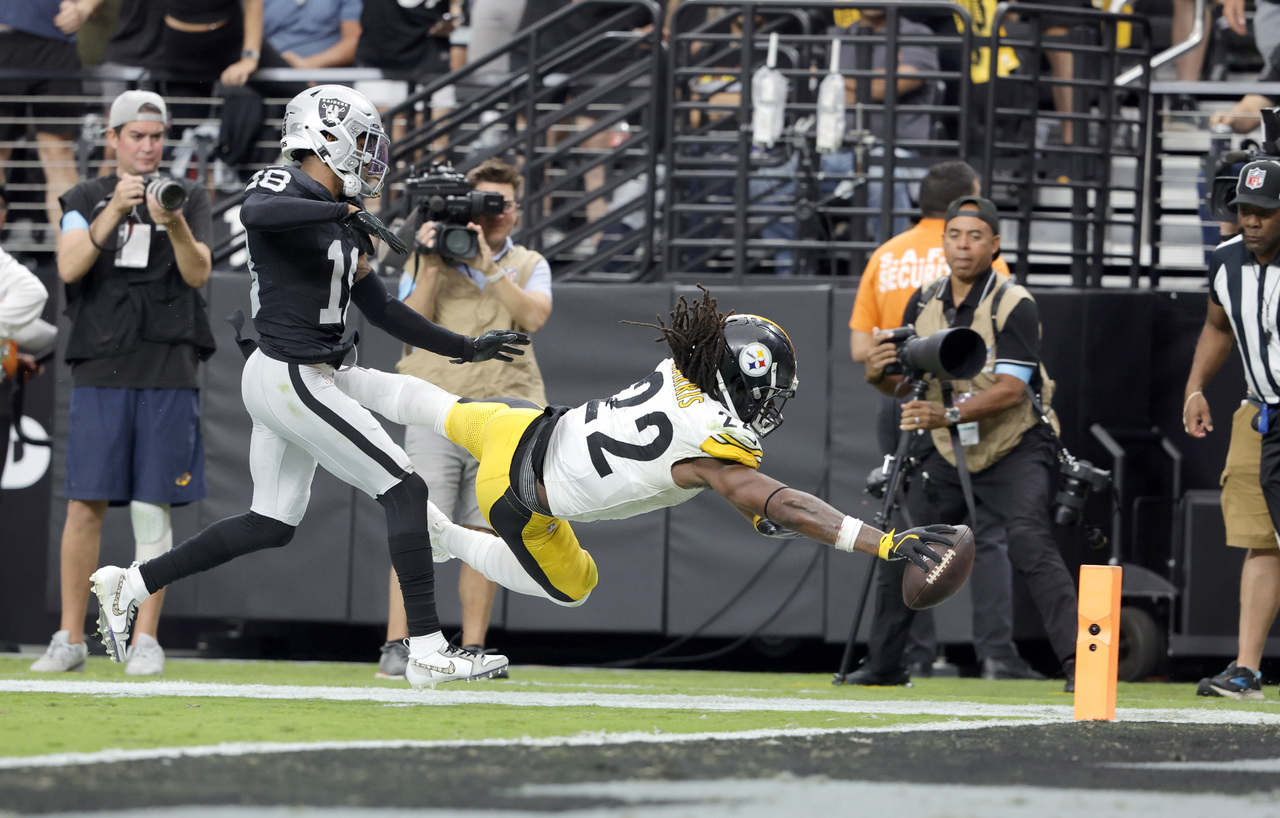 Najee Harris obtuvo su primera anotación terrestre en el Allegiant Stadium.