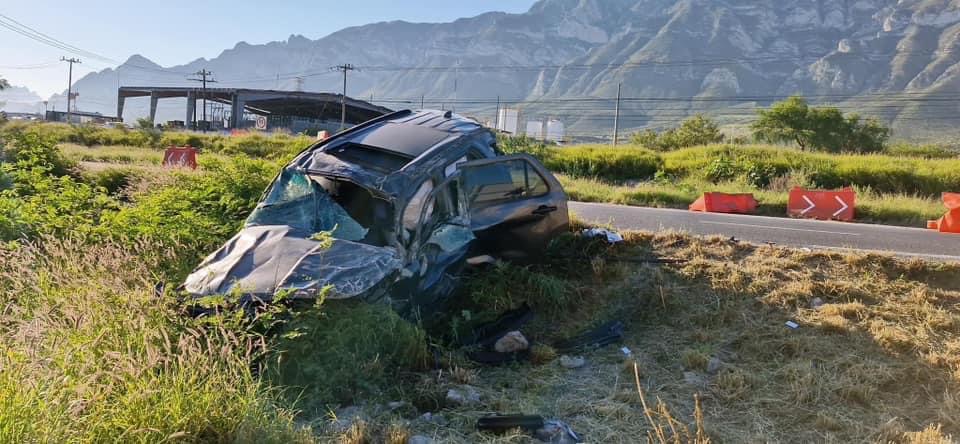 Tres muertos y una mujer con graves lesiones dejó choque en la Saltillo-Monterrey