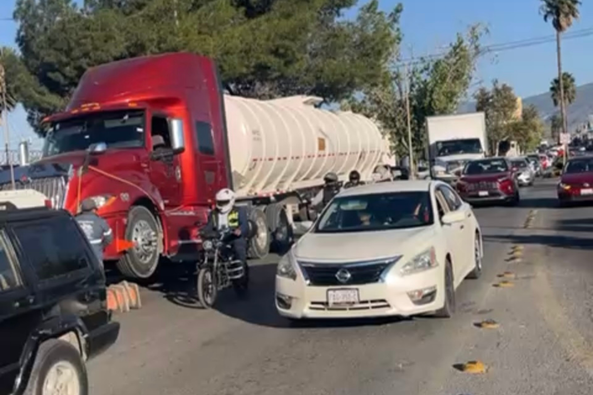 Aseguran dos pipas con hidrocarburo ilegal en Saltillo; detienen a los conductores