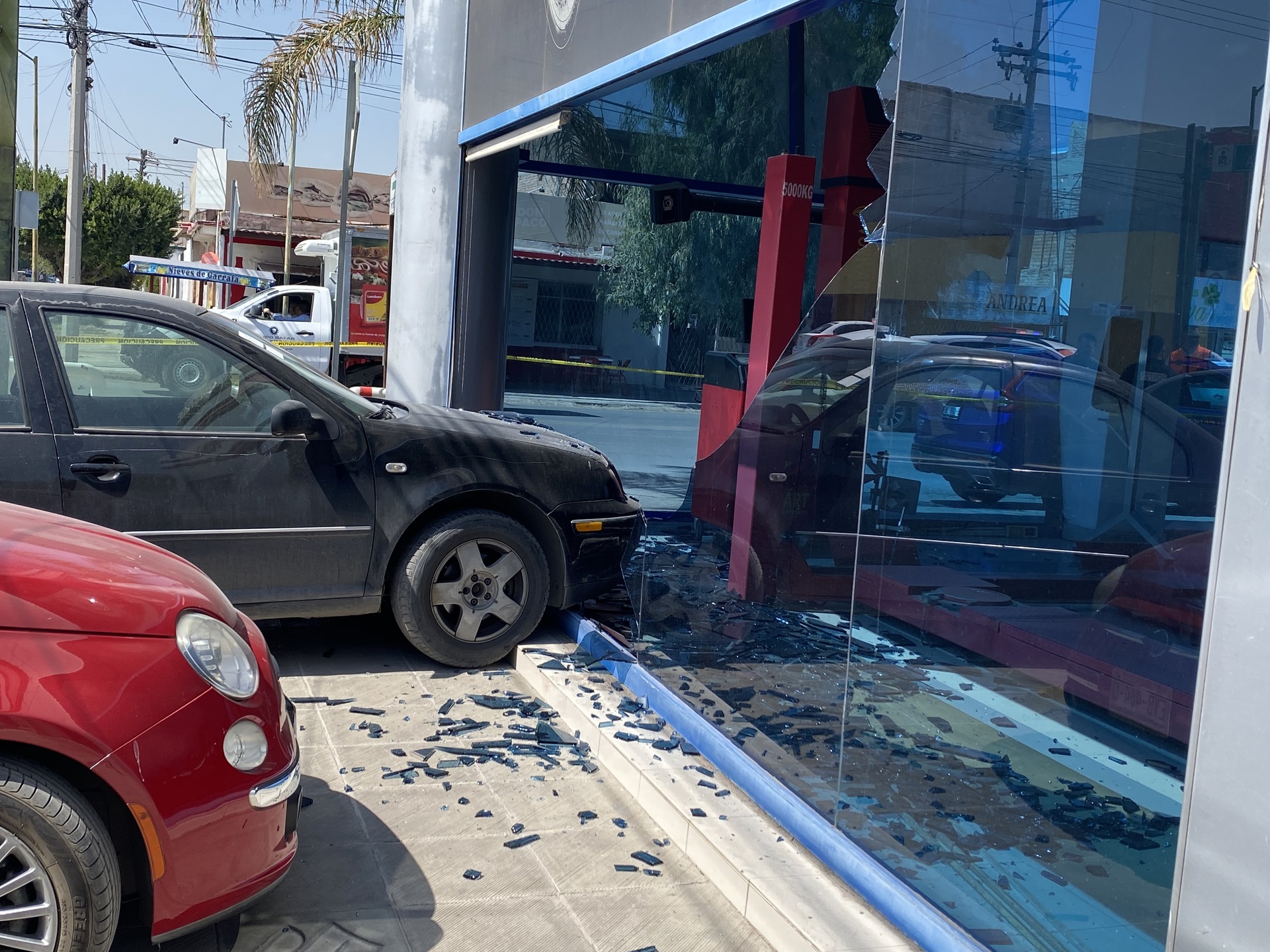 Se pasa el rojo y provoca fuerte accidente en el Centro de Torreón, los daños se estimaron en 250 mil pesos