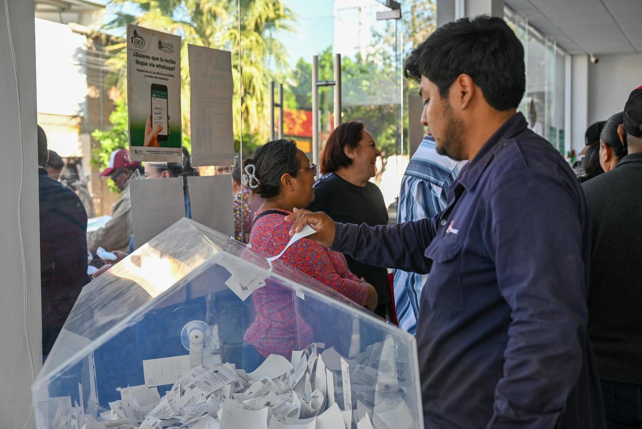 Ciudadanos realizan el pago puntual de su recibo de agua.