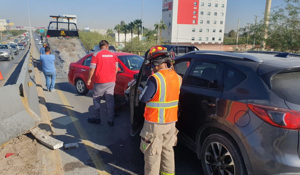 Hombre provoca fuerte choque en el puente Santa Fe del Periférico de Torreón