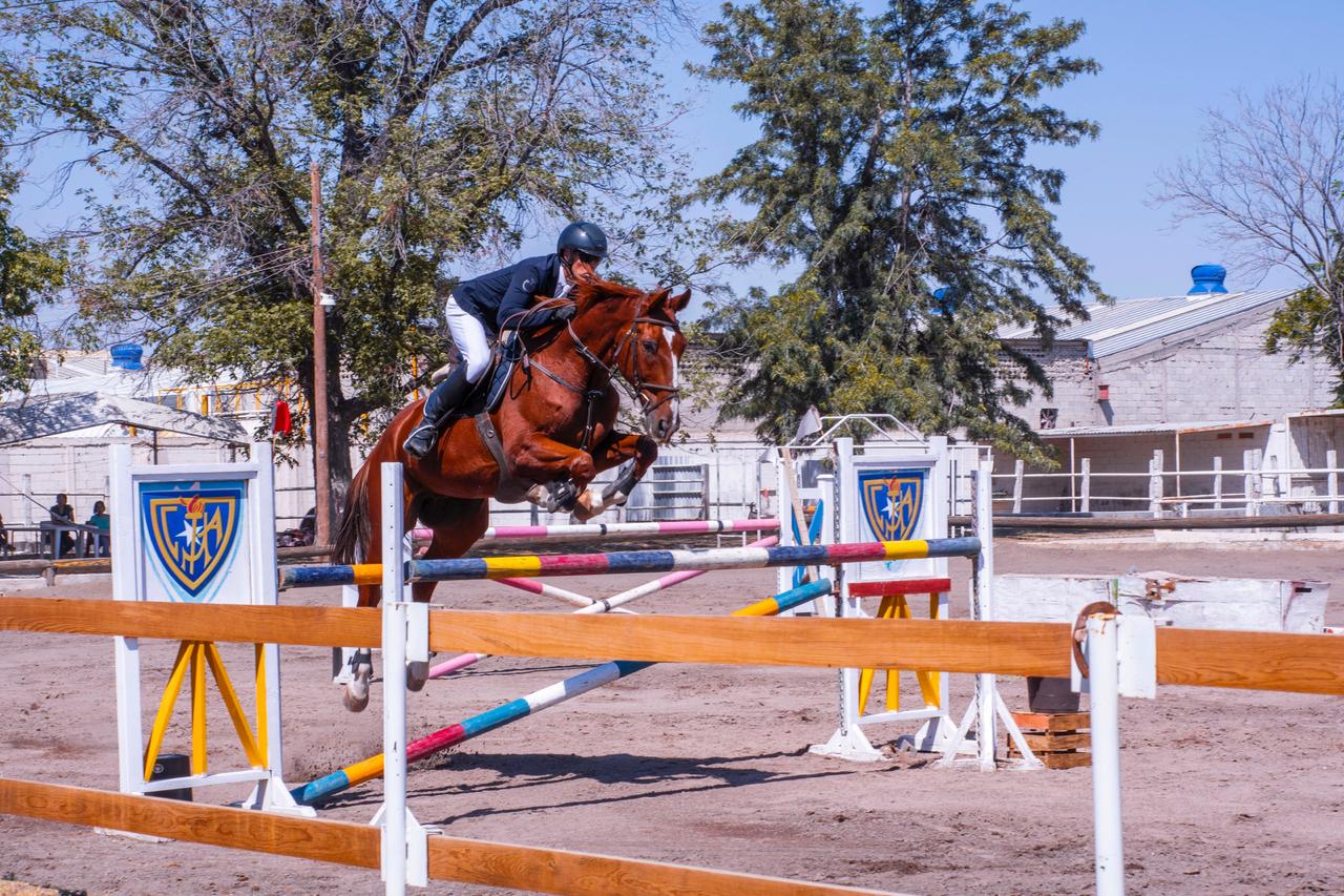 Arturo García, montando a Kaiser, realizó el recorrido de una retadora pista de obstáculos a 1.40 metros de altura, durante la fiesta.