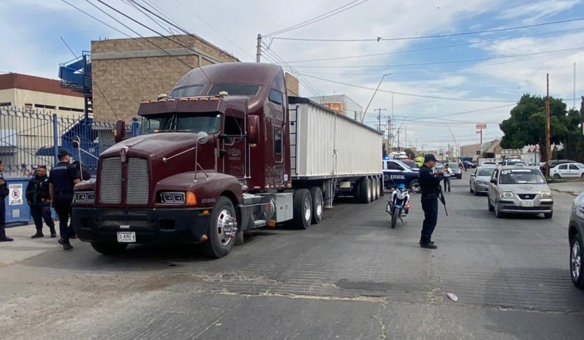 Localizan hombre sin vida a bordo de un tráiler en Gómez Palacio, presuntamente sufrió un infarto