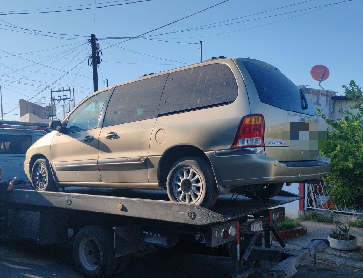 Aseguran camioneta y motocicleta con reporte de robo vigente, abandonadas en calles de Torreón