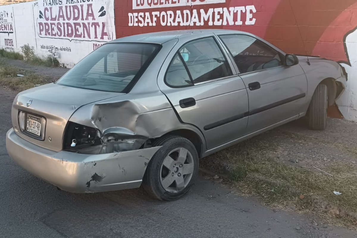 Conductor choca contra motociclista y auto estacionado en Torreón; un lesionado