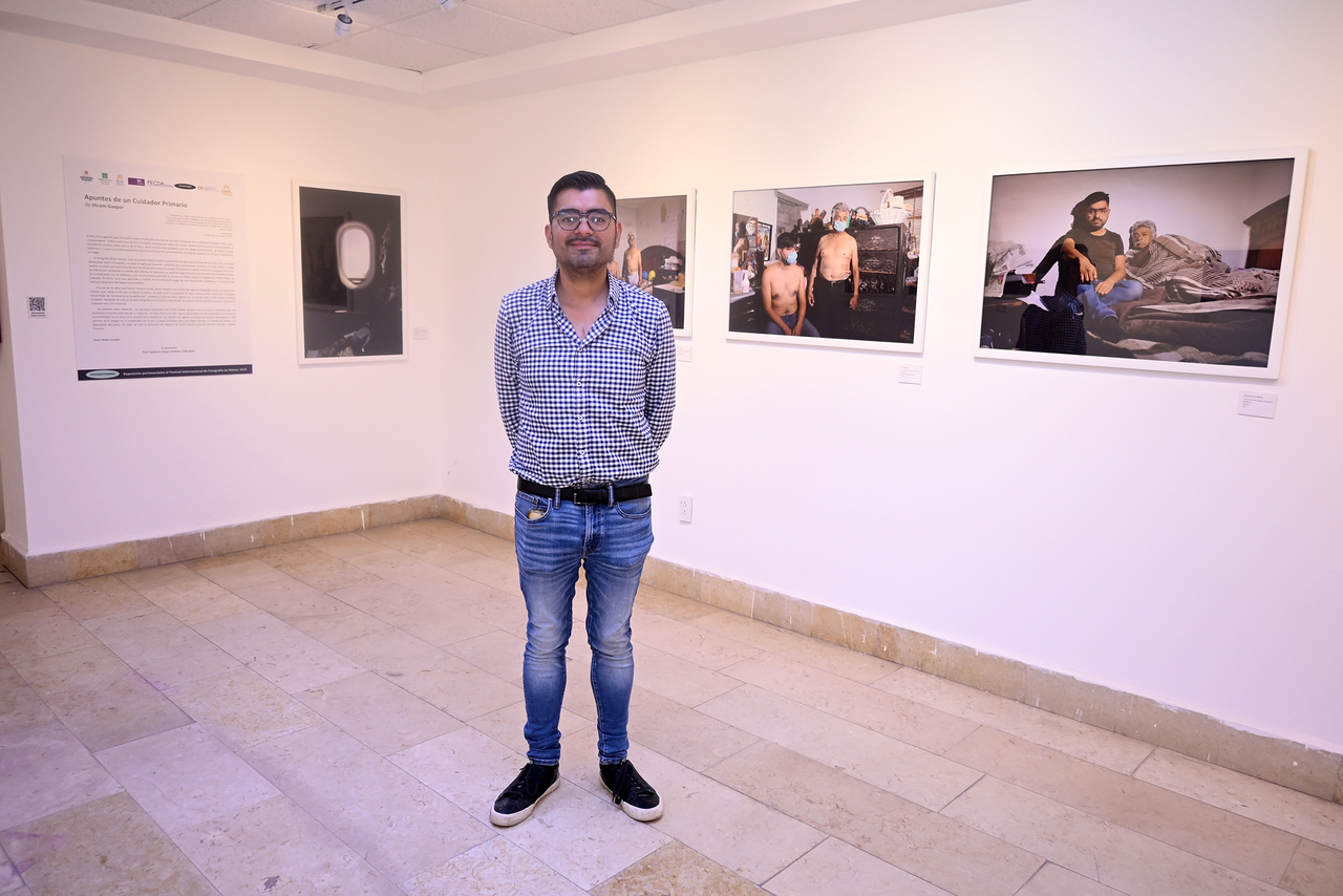 Lazos. Durante el proceso, Hiram Gaspar comenzó a documentar. Sacaba su cámara y la accionaba, se capturaba junto a su padre