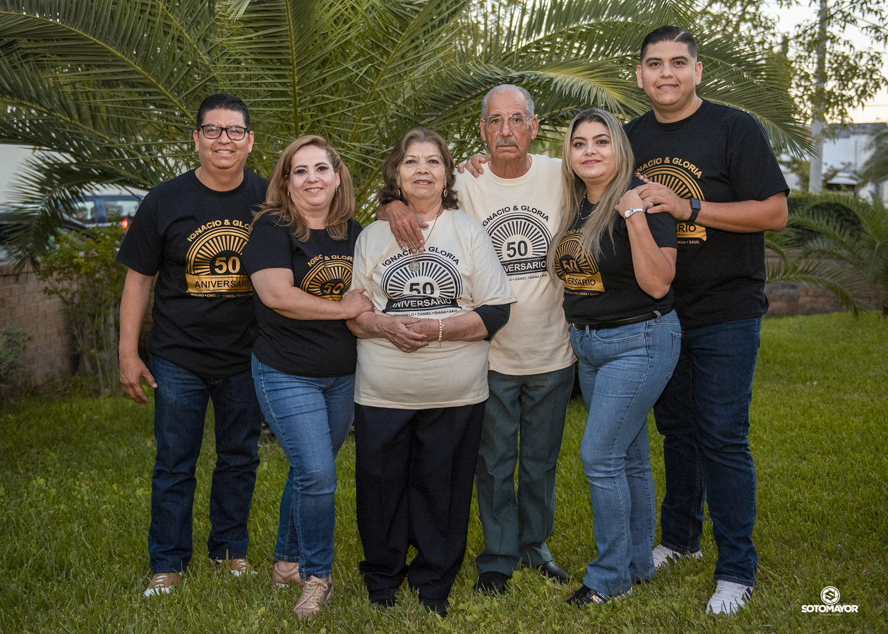 Gloria Ruiz de Sánchez e Ignacio Sánchez Quiñones, acompañados de toda su familia.