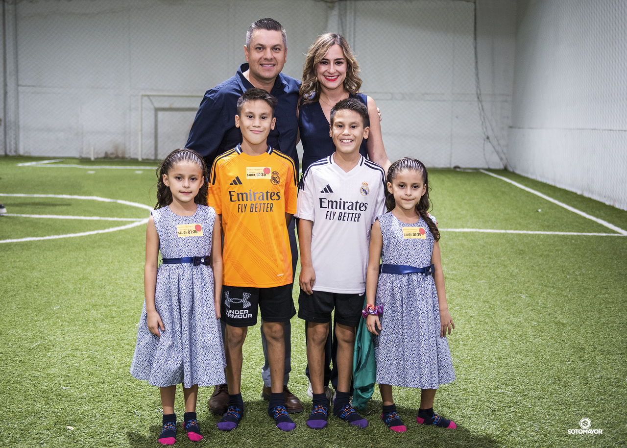 Los hermanos Rober y Rodri Flores Valdés en su festejo de 11 años, acompañados de sus papás Roberto Flores y Eloísa Valdés; y de sus hermanas Paulina y Ana Sofi.- ÉRICK SOTOMAYOR FOTOGRAFÍA