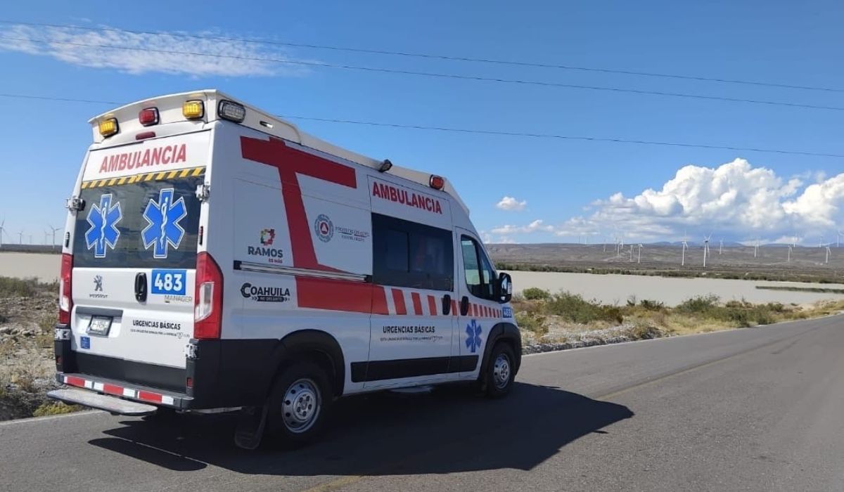 Madre e hijo vuelcan su camioneta tras derrame de grava