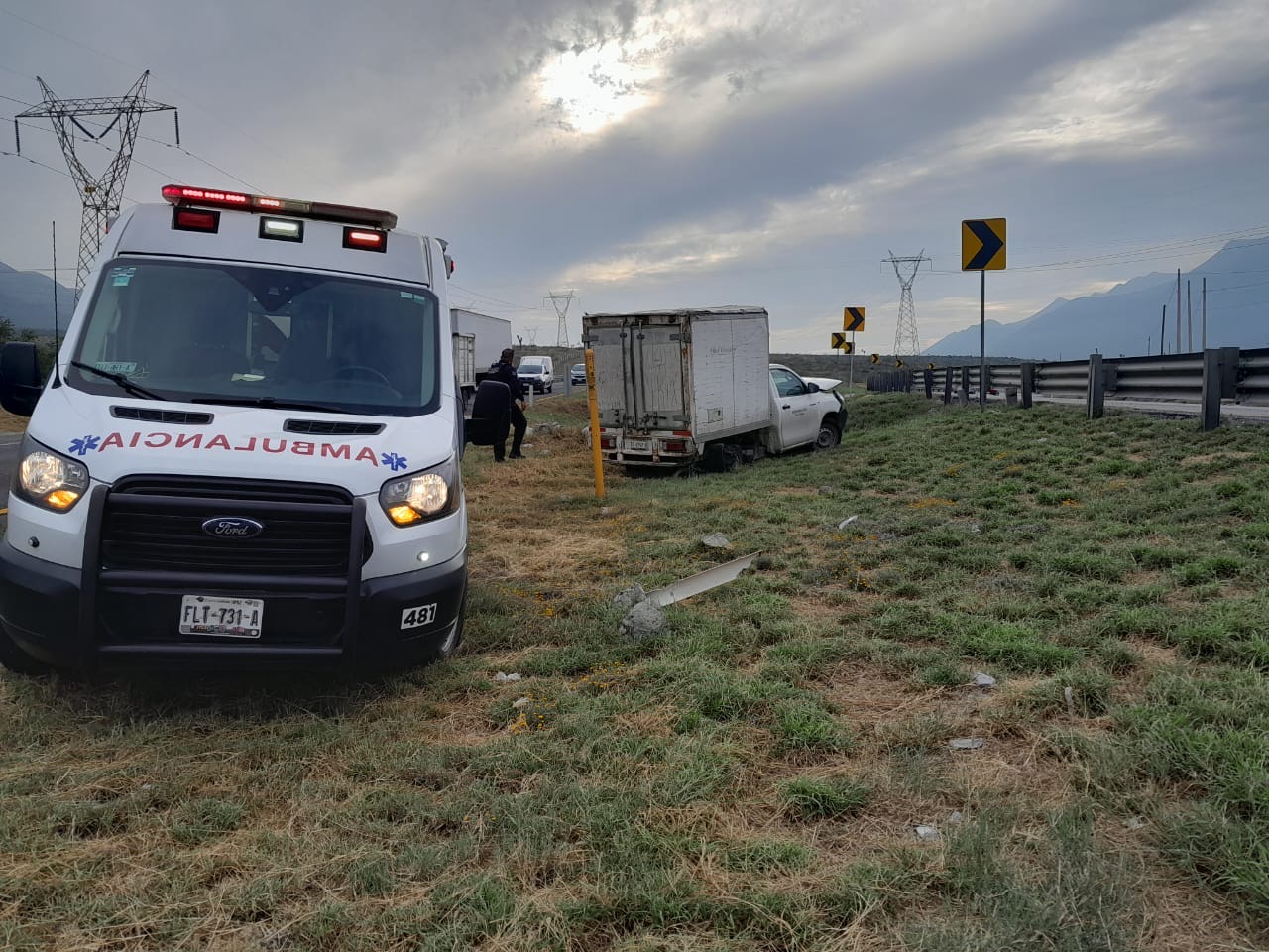 Se le revienta un neumático y vuelca camioneta en la Saltillo - Monterrey