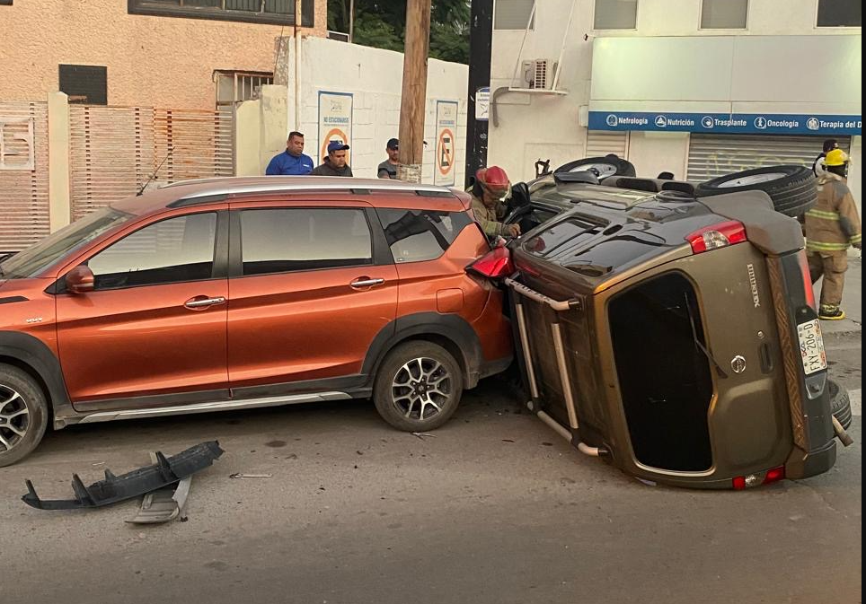 Se registra fuerte choque volcadura frente a la Clínica 10 del IMSS