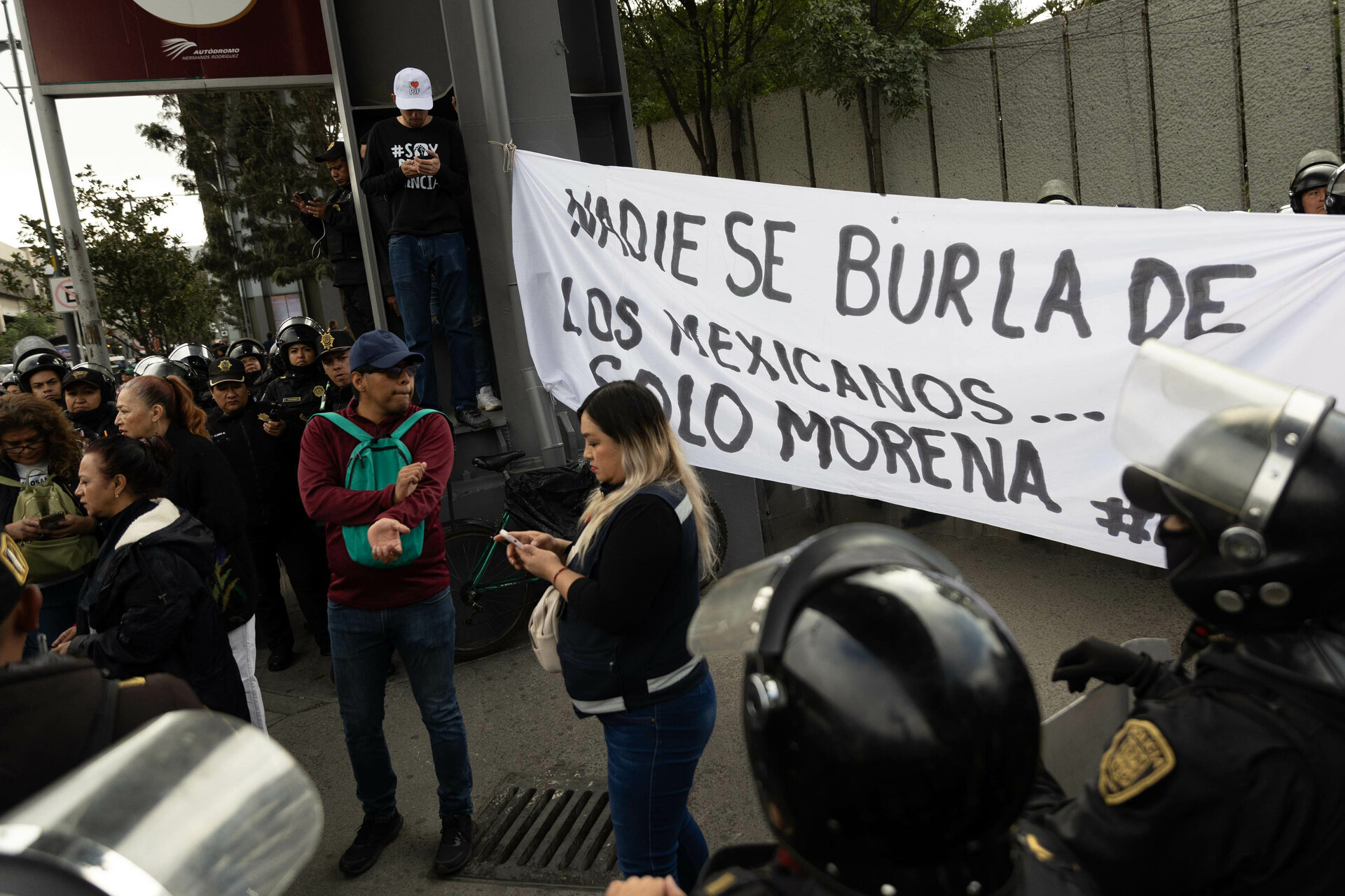 'Encapsulan' a manifestantes del Poder Judicial en la puerta del Autódromo Hermanos Rodríguez