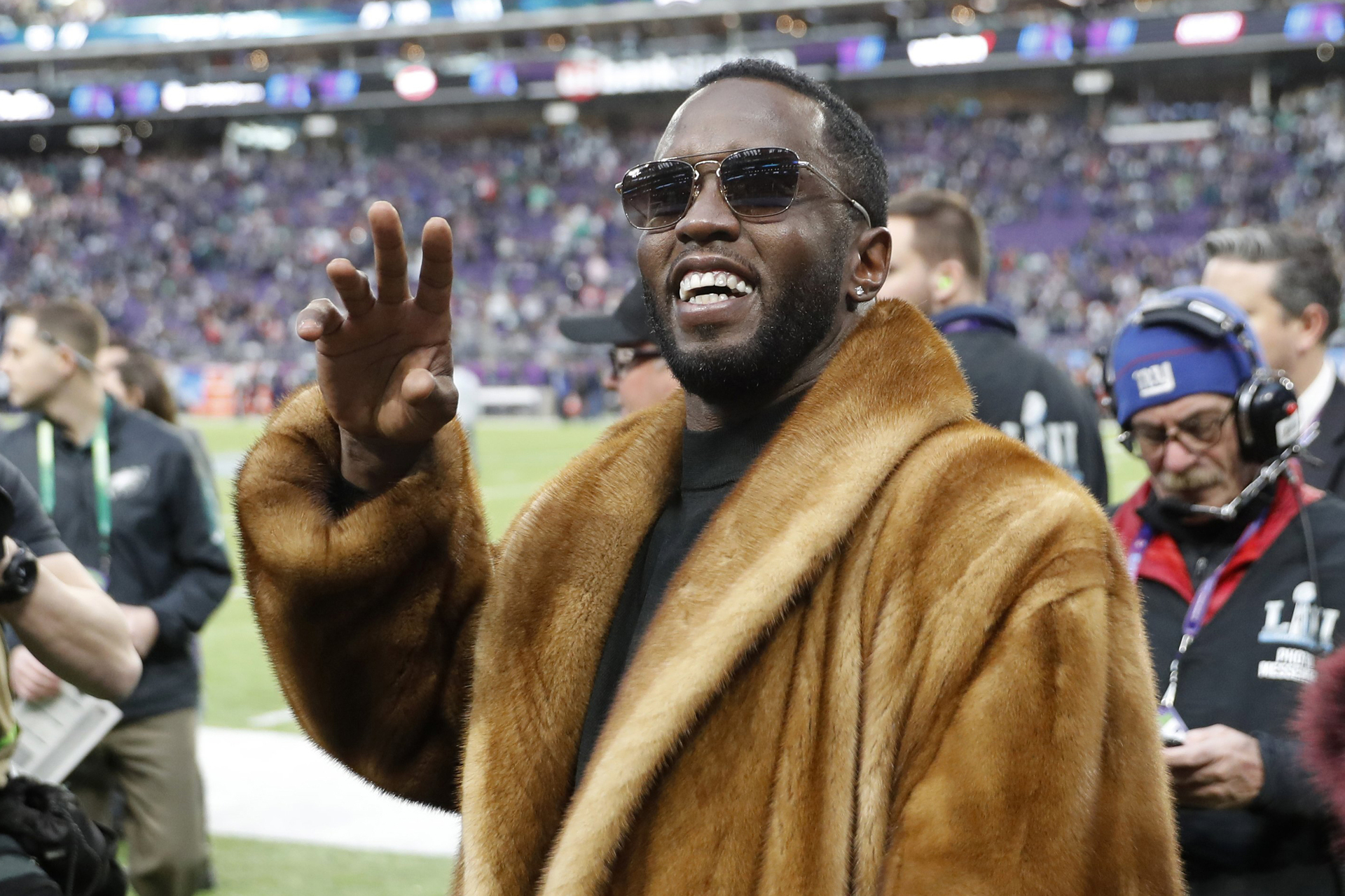 Fotografía de archivo del 4 de febrero de 2018 de Sean 'Diddy' Combs, saludando antes del inicio del Super Bowl LII en el US Bank Stadium, en Minneapolis, Minnesota (Estados Unidos). EFE/ Erik S. Lesser ARCHIVO