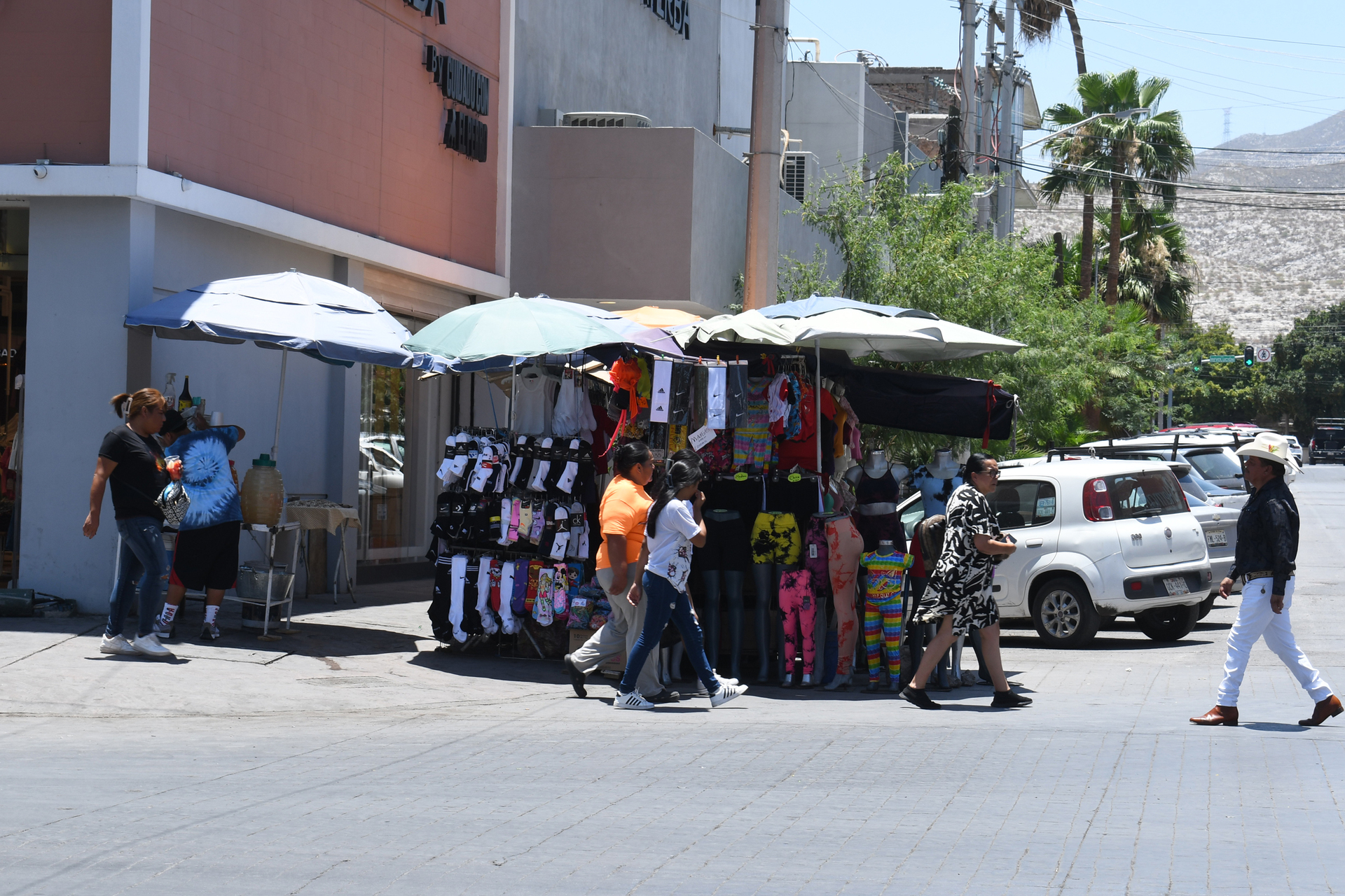 Puestos ambulantes en el centro de Torreón (EL SIGLO DE TORREÓN/FERNANDO COMPEÁN) 