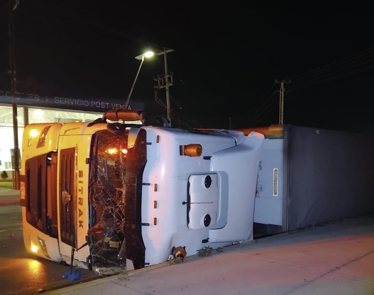 Volcadura en el Libramiento Oscar Flores Tapia deja al conductor herido tras perder el control a alta velocidad