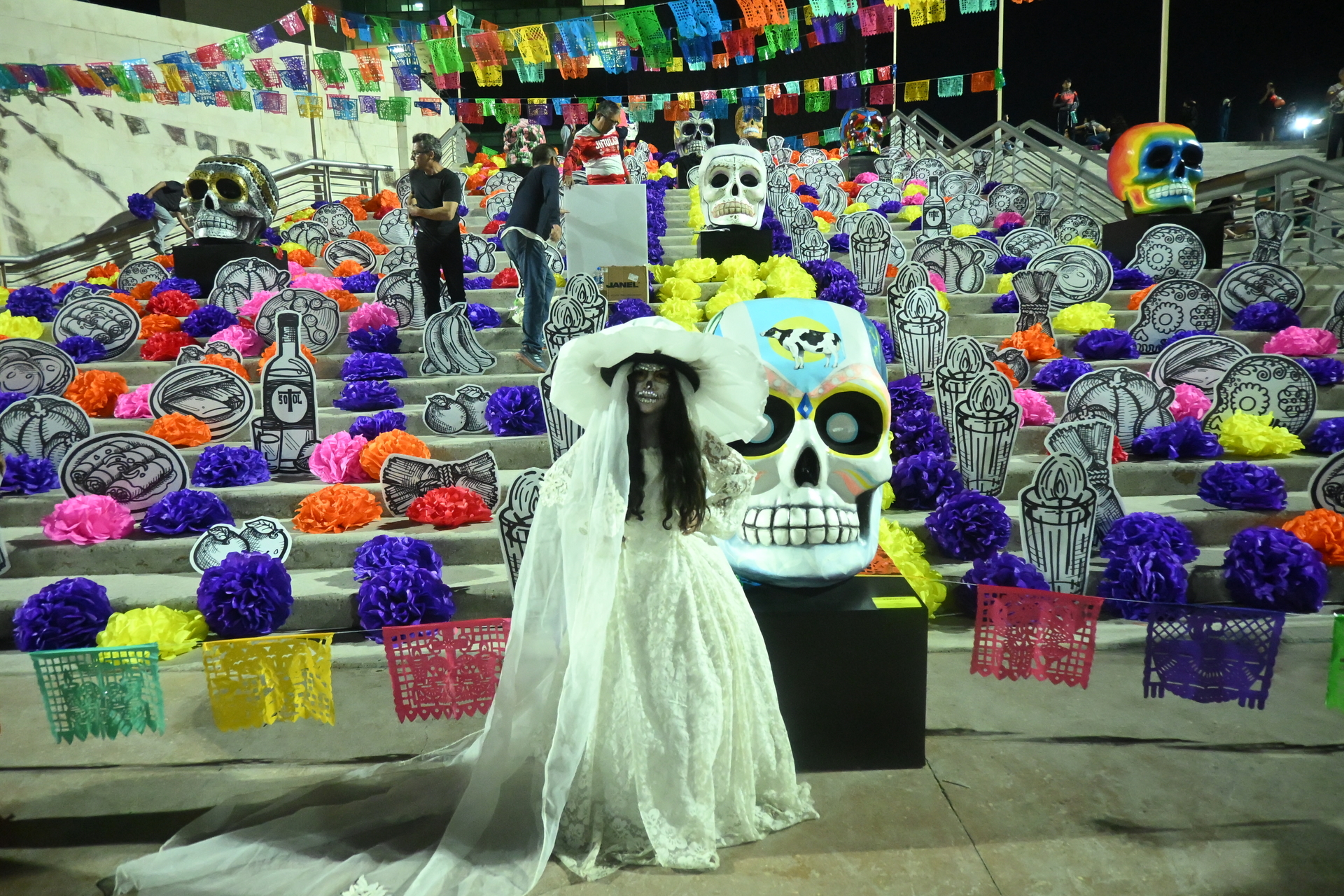 Instalan altar monumental de Día de Muertos en la Plaza Mayor de Torreón