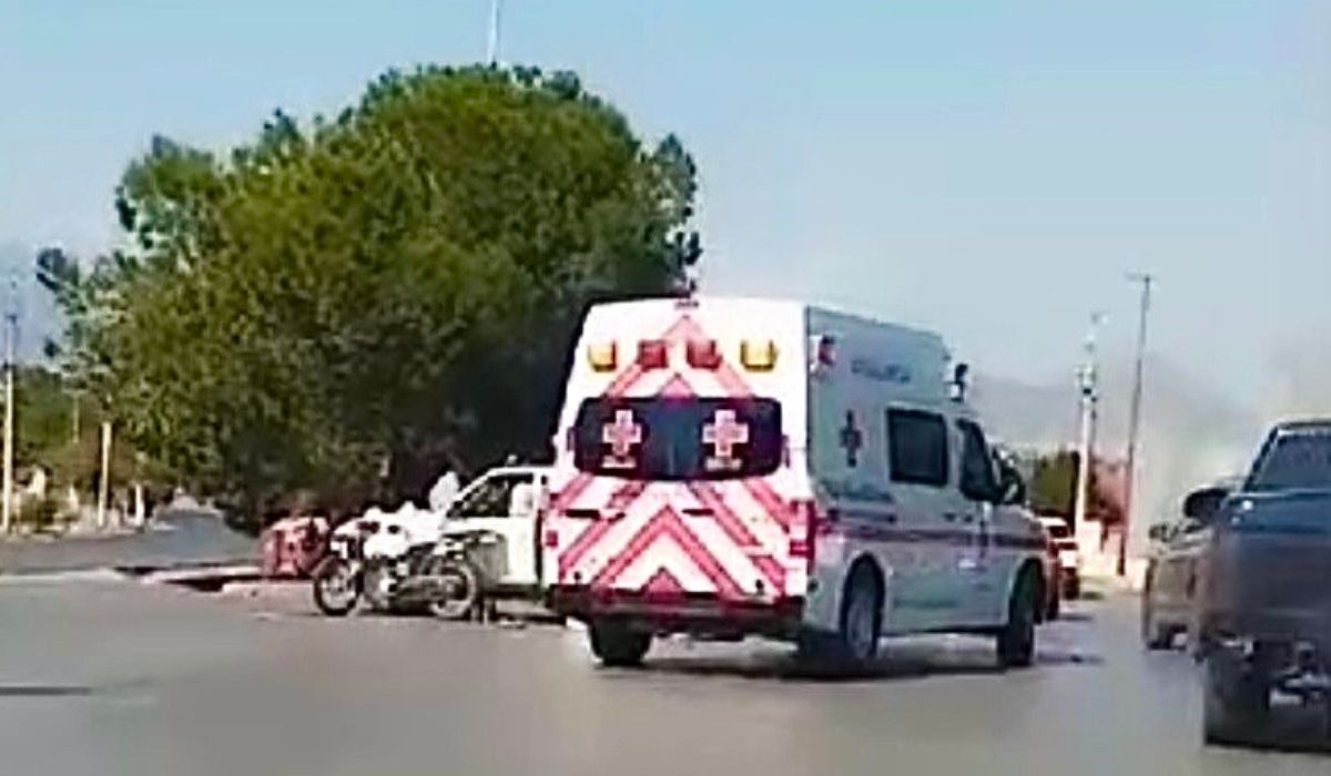 Motociclista grave tras choque con camioneta que le quitó paso en Saltillo