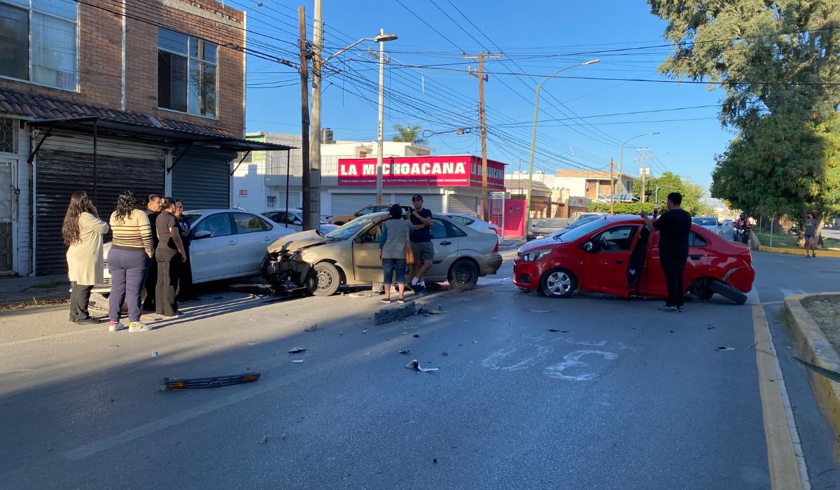 Se impactan autos en colonia Las Margaritas