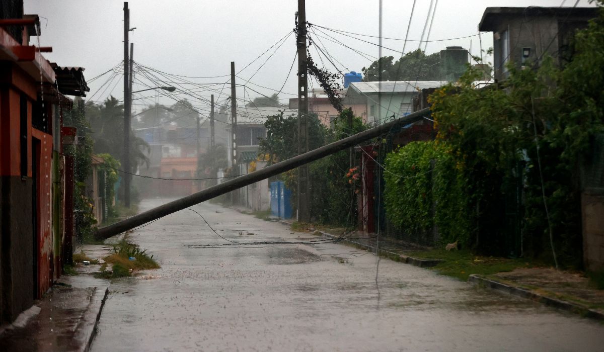 El huracán Rafael toca tierra en el suroeste de Cuba